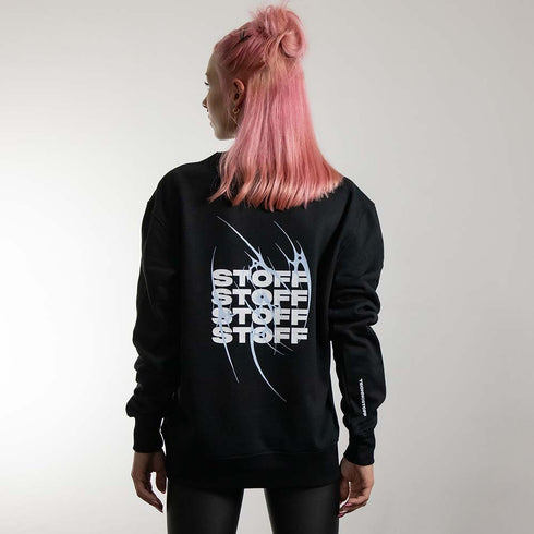 schwarzer oversized "Stoff hoch 4" Raver Sweater von hinten, getragen von einer Frau