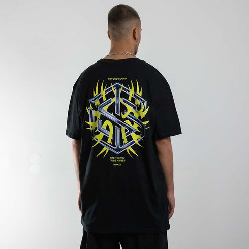 schwarzes oversized "Technostoff Tribe" Raver T-Shirt von hinten, getragen von einem Mann
