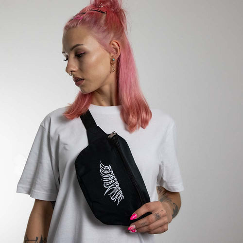 Raver Girl in weißem T-Shirt mit schwarzer Decay Bauchtasche von Technostoff