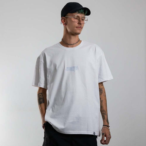 weißes oversized "Blue Decay" Raver T-Shirt von vorne, getragen von einem Mann