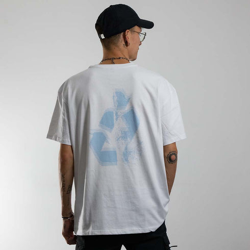 weißes oversized "Blue Decay" Raver T-Shirt von hinten, getragen von einem Mann