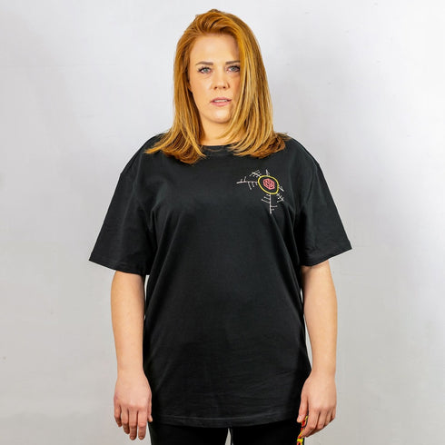 Rave Girl mit schwarzem Being Human oversized T-Shirt in schwarz von Technostoff