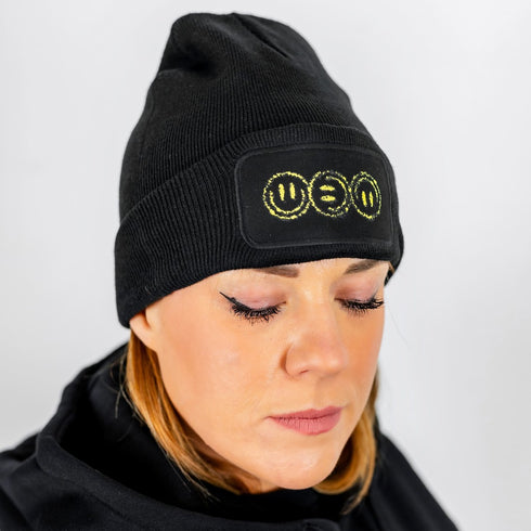 Frau mit Ravermütze "Off Track" Beanie in schwarz