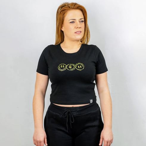 Schwarzes "Off Track" Crop Top von Technostoff getragen von Rave Girl von vorne