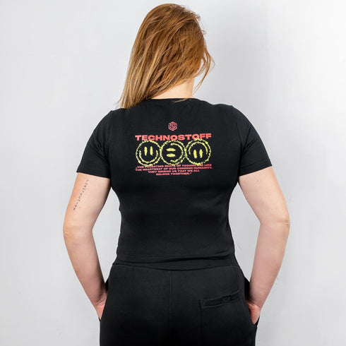 Schwarzes "Off Track" Crop Top von Technostoff getragen von Raver Girl von hinten