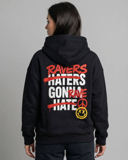 Schwarzer Ravers Gonna Rave Ultra Heavy oversized Hoodie, weibliches Model Rückansicht