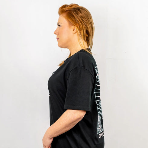 Spectrum Of Souls oversized T-Shirt von der Seite fotografiert, getragen von einer Raverin