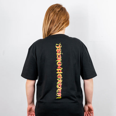 Being Human Stripe oversized T-Shirt in schwarz, getragen von einer Raver Frau, Foto von hinten