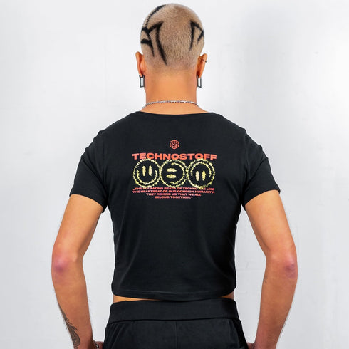 Schwarzes "Off Track" Crop Top von Technostoff getragen von einem Raver Mann, Rückansicht