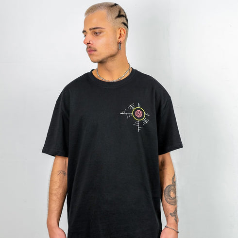 Raver mit schwarzem Being Human oversized T-Shirt in schwarz von Technostoff
