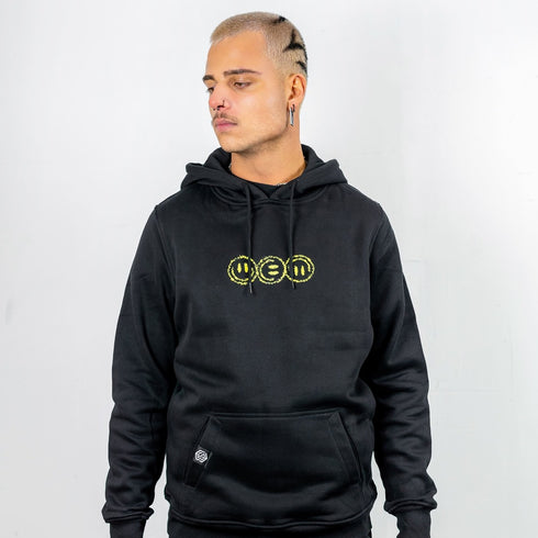 Vorderansicht von "Off Track" Premium Hoodie in schwarz von Technostoff, getragen von Raver Mann