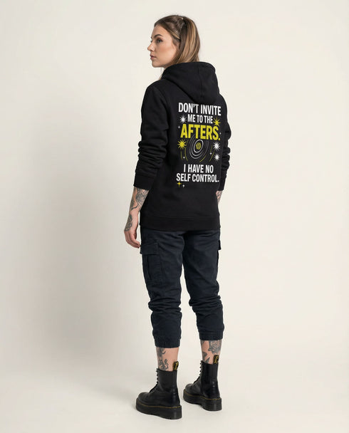 Don't Invite Me To The Afters Zip Hoodie in schwarz an weiblichem Model, Rückansicht