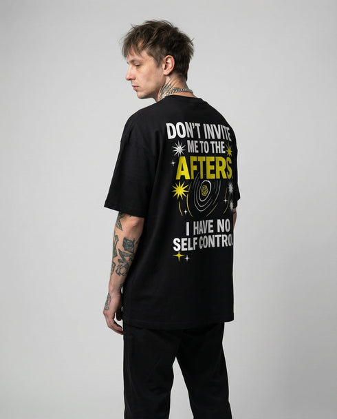 Don't Invite Me To The Afters Oversized T-Shirt in schwarz, männliches Raver Model, Rückansicht
