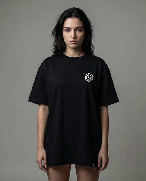 Schwarzes Happiness Techno T-Shirt für Raver von Technostoff, von vorne fotografiert, getragen von weiblichem Model