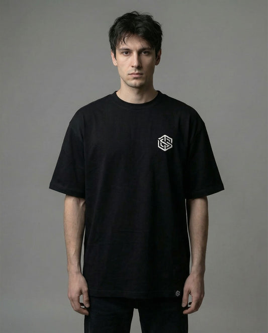 Schwarzes Harmony Techno T-Shirt für Raver von Technostoff, von vorne fotografiert, getragen von männlichem Model