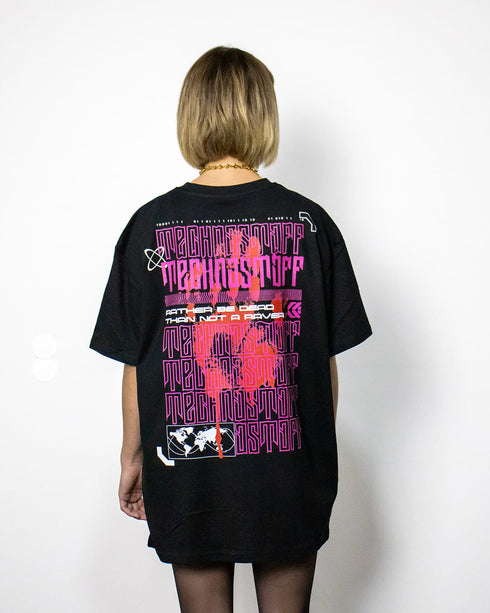 Malin im schwarzen "Bloody Hand" oversized T-Shirt für Raver, Foto von hinten