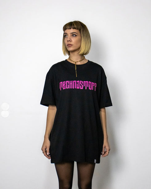 Malin im schwarzen "Bloody Hand" oversized T-Shirt für Raver, Foto von vorne