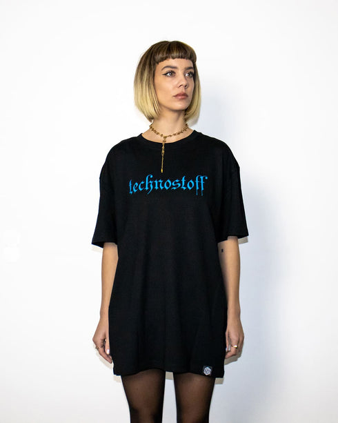 Inner Demon Techno T-Shirt oversized in schwarz für Raver, Frau von vorne fotografiert
