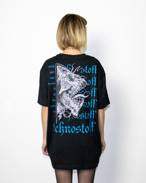 Inner Demon Techno T-Shirt oversized in schwarz für Raver, Frau von hinten fotografiert