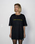 Echoes In The Dark Techno T-Shirt oversized in schwarz für Raver, Frau von vorne fotografiert