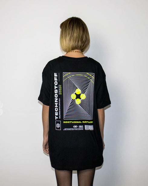 Nocturnal Nature oversized T-Shirt von hinten in schwarz, getragen von Malin