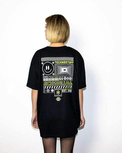 Technostoff "Minimalism" oversized T-Shirt von hinten in schwarz, getragen von einer Frau