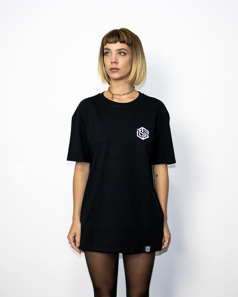 Schwarzes Harmony Techno T-Shirt für Raver von Technostoff, von vorne fotografiert, getragen von weiblichem Model