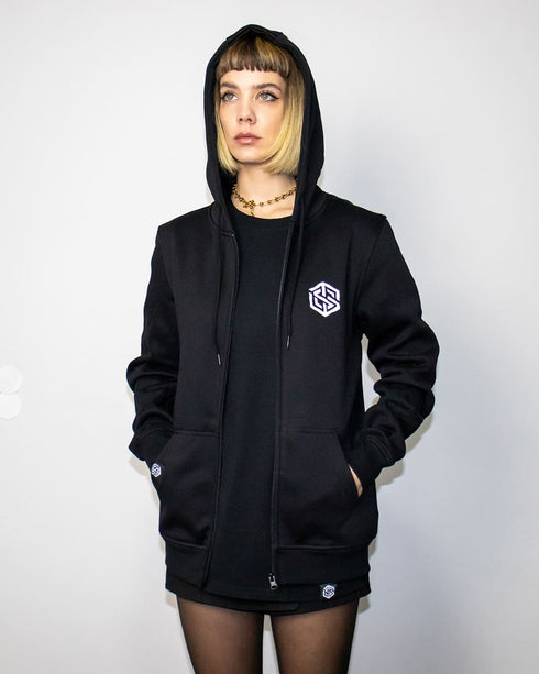 "Harmony" Zip Hoodie in schwarz, getragen von einem weiblichen Model, fotografiert von vorne.