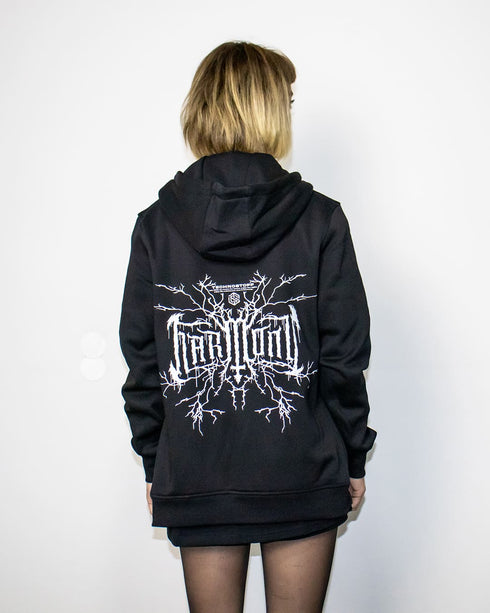"Harmony" Zip Hoodie in schwarz, getragen von einem weiblichen Model, fotografiert von hinten.