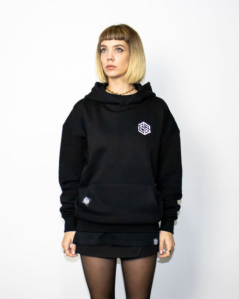 Schwarzer Happiness oversized ultra heavy Hoodie von Technostoff, getragen von weiblichem Model, fotografiert von vorne