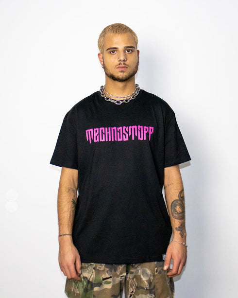 Chris im schwarzen "Bloody Hand" oversized T-Shirt für Raver, Foto von vorne