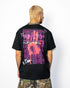 Chris im schwarzen "Bloody Hand" oversized T-Shirt für Raver, Foto von hinten