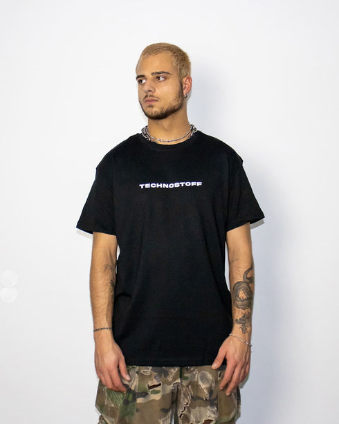 Nocturnal Nature oversized T-Shirt von vorne in schwarz, getragen von Chris