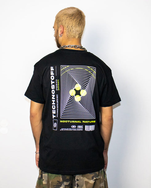 Nocturnal Nature oversized T-Shirt von hinten in schwarz, getragen von Chris