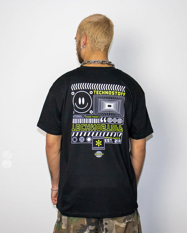 Technostoff "Minimalism" oversized T-Shirt von hinten in schwarz, getragen von einem Mann