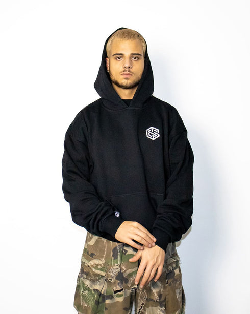 Schwarzer Happiness oversized ultra heavy Hoodie von Technostoff, getragen von männlichem Model, fotografiert von vorne