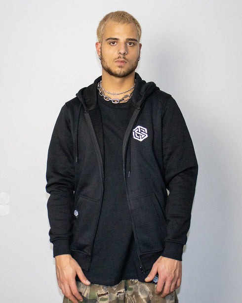 "Harmony" Zip Hoodie in schwarz, getragen von einem männlichen Model, fotografiert von vorne.