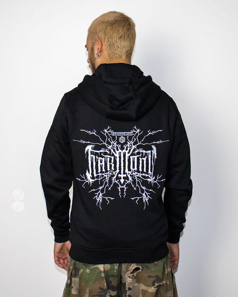 "Harmony" Zip Hoodie in schwarz, getragen von einem männlichen Model, fotografiert von hinten.