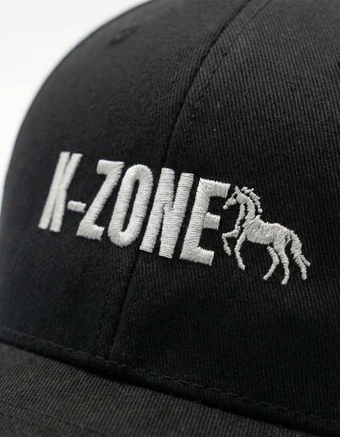Schwarze bestickte Technostoff K-Zone Cap von Flexfit, Mockup Detailansicht