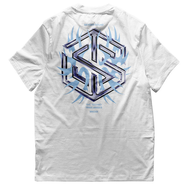 weißes Techno T-Shirt mit "Technostoff Tribe" Motiv flach von hinten, weißer Hintergrund