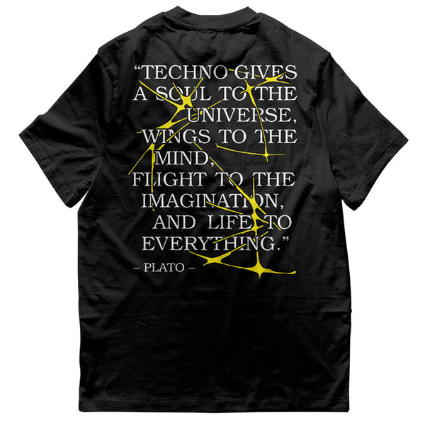 schwarzes Techno T-Shirt mit "Plato Told" Motiv flach von hinten, weißer Hintergrund