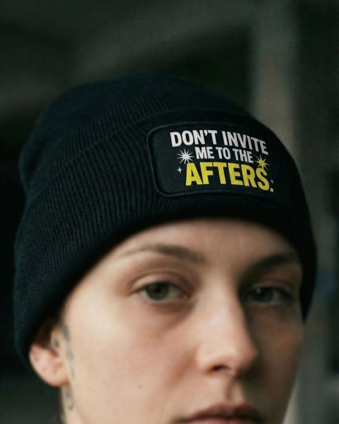 Don't Invite Me To The Afters Beanie in schwarz, Front an weiblichem Raver Model
