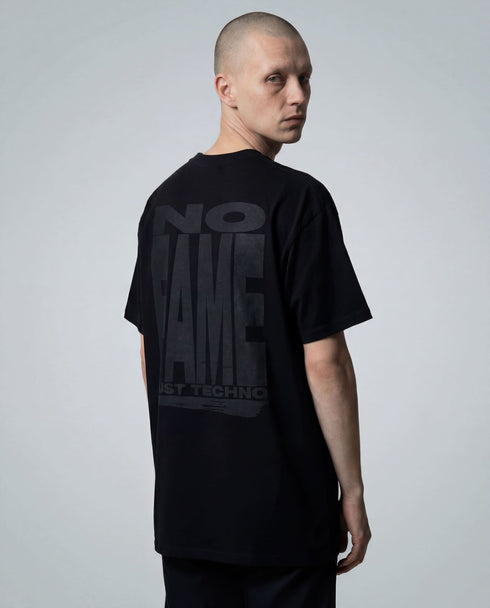 Schwarzes No Fame oversized T-Shirt mit schwarzem Aufdruck, männliches Model Rückansicht