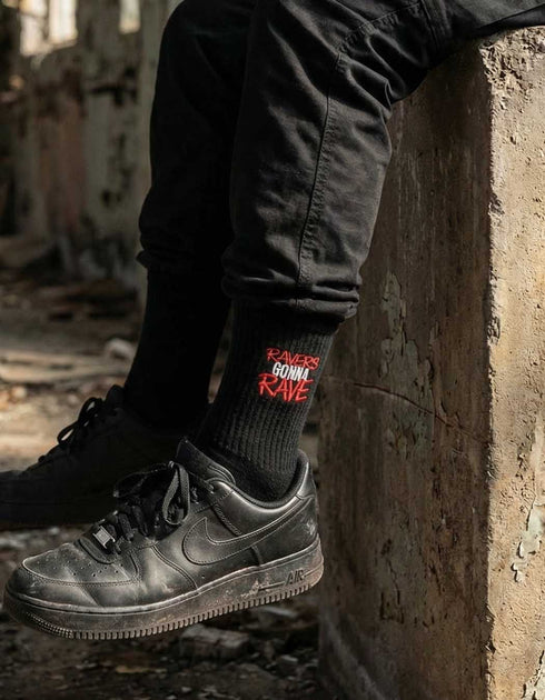 Ravers Gonna Rave bestickte Socken (black/white)