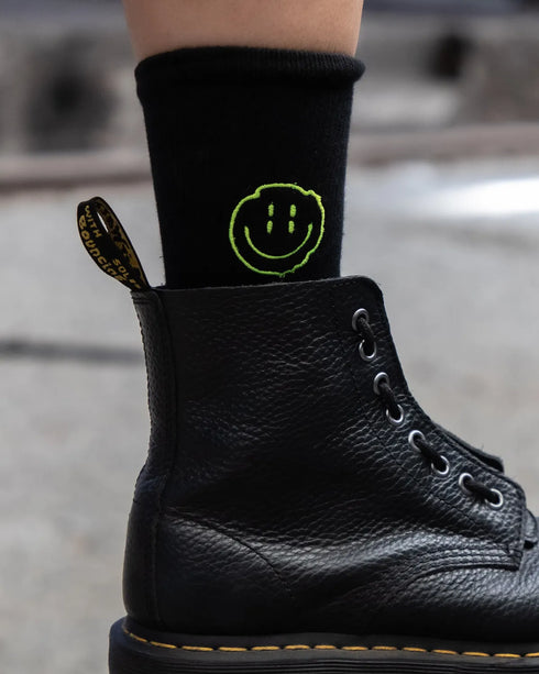 Distorted Smile Techno Socken von Technstoff, in schwarz mit gelben Stick Smily