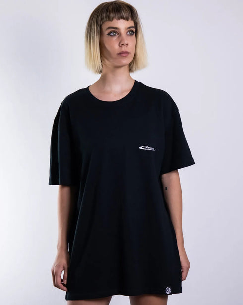 "Natzen" silverreflex oversized T-Shirt für Raver in schwarz, von Technostoff Streetwear, getragen von einer Frau, fotografiert von vorne