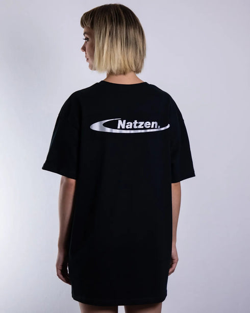 "Natzen" silverreflex oversized T-Shirt für Raver in schwarz, von Technostoff Streetwear, getragen von einer Frau, fotografiert von hinten