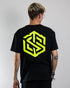 "NYS" oversized T-Shirt für Raver in schwarz mit neon gelbem Technostoff Logodruck, getragen von einem Mann, von hinten fotografiert