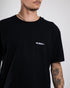 "Natzen" silverreflex oversized T-Shirt für Raver in schwarz, von Technostoff Streetwear, getragen von einem Mann, fotografiert von vorne mit Fokuspunkt auf kleinem Brustlogo