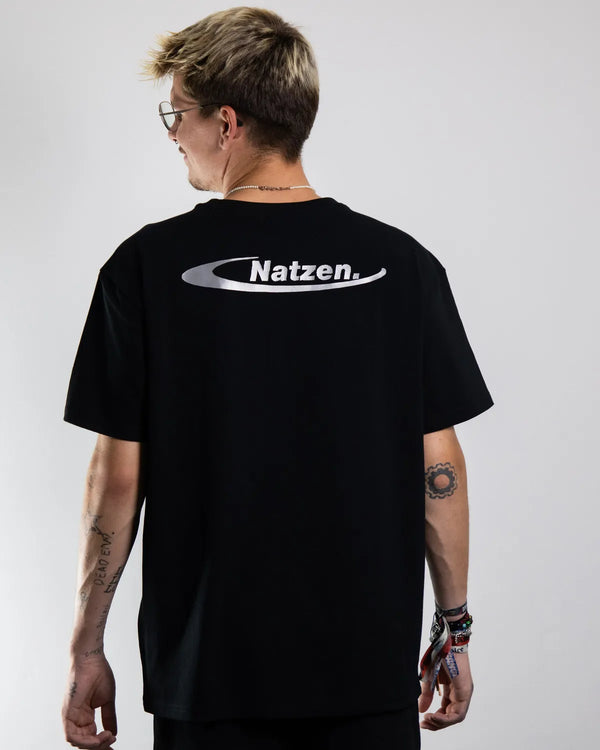 "Natzen" silverreflex oversized T-Shirt für Raver in schwarz, von Technostoff Streetwear, getragen von einem Mann, fotografiert von hinten